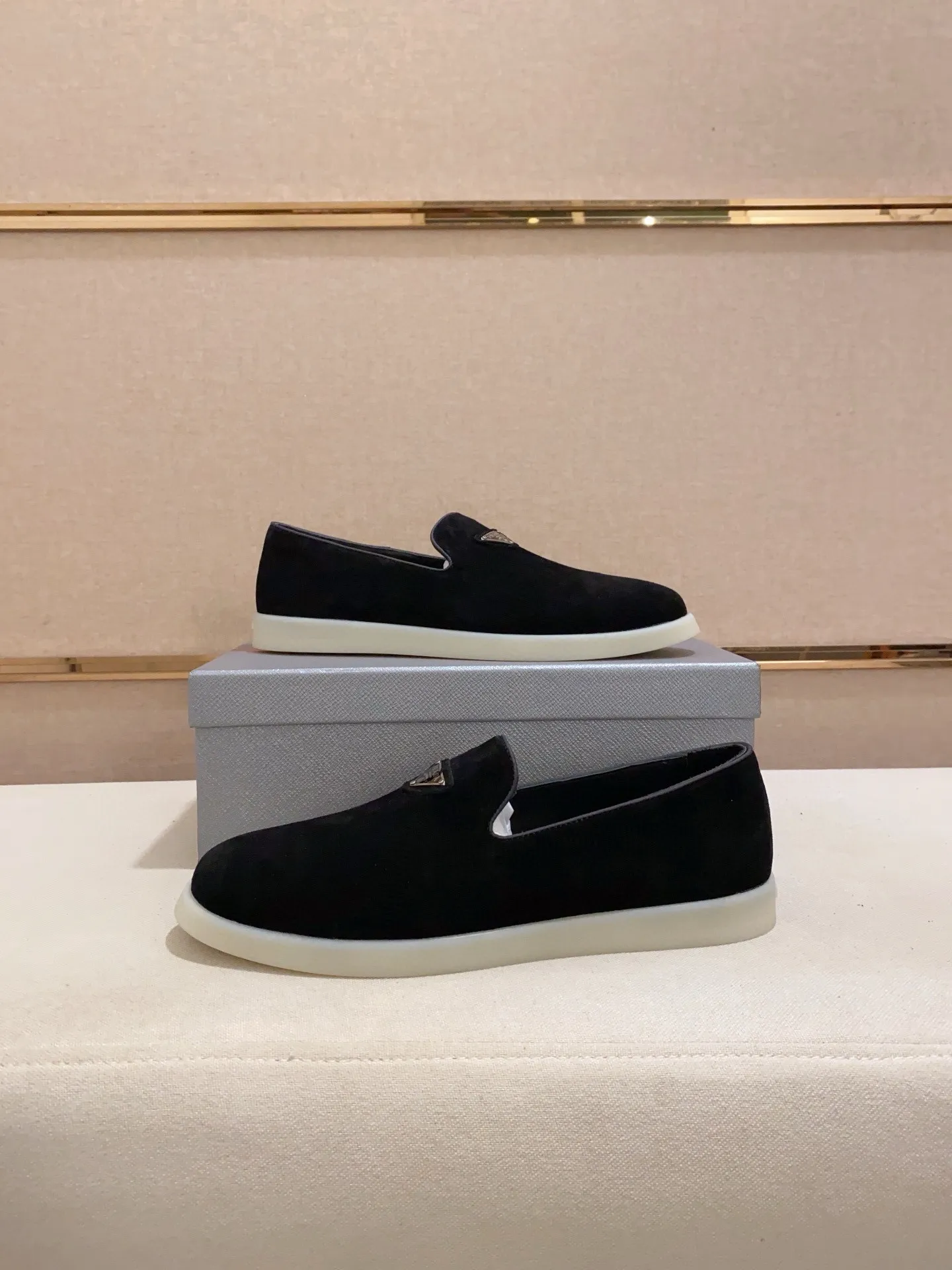Men's shoes 💰 580💰 ✔️✔️✔️High-quality new PRADA counters are launched at the same time. The new men's shoes and 😘fabrics are selected from high-silk bald cowhide and are made by pure handicrafts. Lining: Full cowhide lining. 👍🏿 High-end ☄️ air-cushion molded anti-slip rubber outsole, exquisite lines, simple and elegant, comfortable and high-end for leisure travel. Code number: 38 to 44 (45 can be customized)